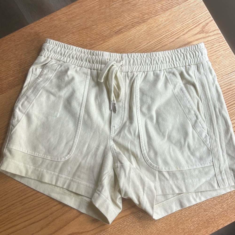 Athleta Farafallon short, light butter yellow color, women’s size medium.